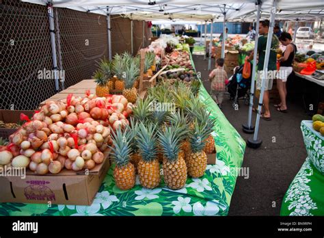 Kahului Shopping Center Farmer's Market in Lahaina, Maui, Hawaii Stock ...