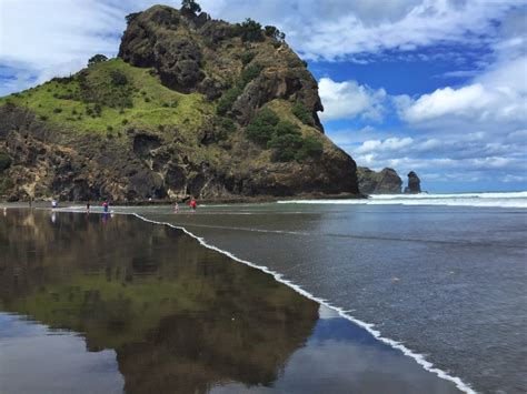 Black sand beach at Piha, on New Zealand’s upper island west coast ...