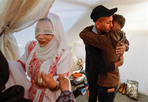 Gaza couple marry in tent city by barbed wire border fence | Arab News