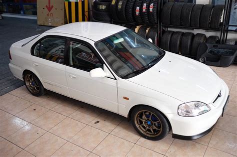 Someone is trying to sell a 2000 Honda Civic SiR for PhP 2.45 million ...