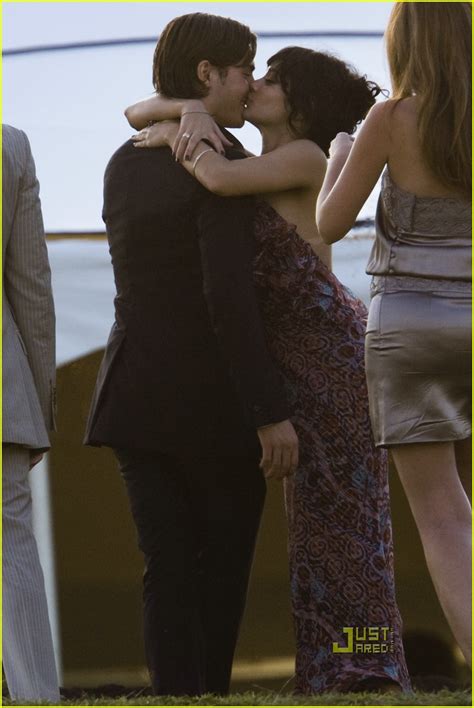 Zac & Vanessa's Hawaii Wedding: Photo 1507731 | Shirtless, Vanessa Hudgens, Zac Efron Photos ...