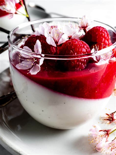 coconut panna cotta with raspberry coulis Easy Panna Cotta Recipe, Vegan Panna Cotta, Coconut ...