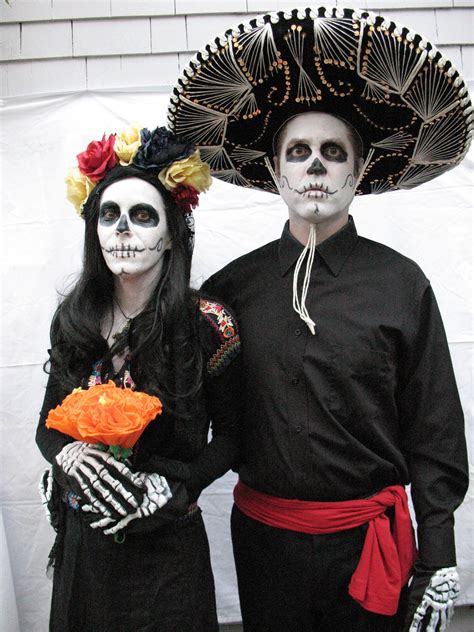 How is halloween and dia de los muertos different | Julio's