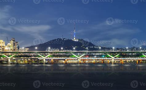 Night view of the Han River in Seoul 10510091 Stock Photo at Vecteezy