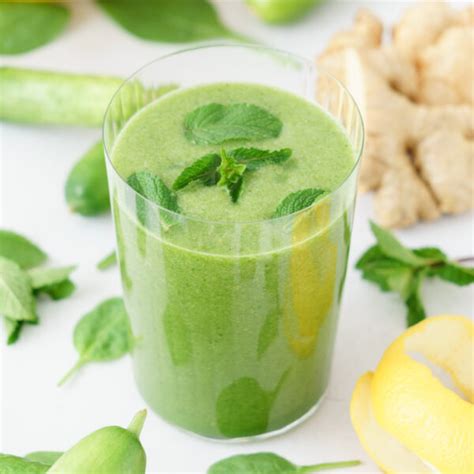 Green Detox Smoothie (That Tastes Good!) - Gathering Dreams