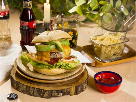 Hamburguesa con cheddar y aguacate - La Cocina de Frabisa La Cocina de ...