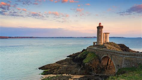 Le Phare du Petit Minou - Minou lighthouse in Finistère, Brittany ...