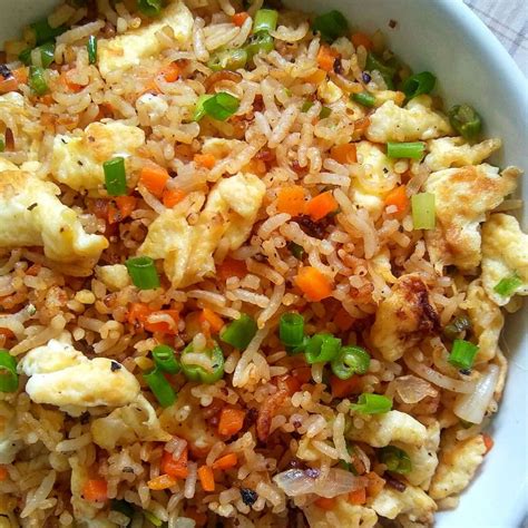 Easy Egg Fried Rice (Chinese Style Takeout Recipe) - Spoons Of Flavor