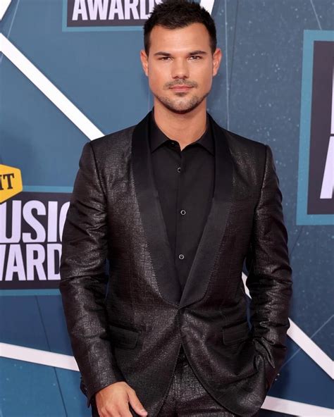 Taylor Lautner Biography, Wiki, Age, Wife, Net Worth, Family