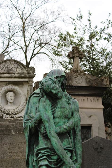 Pere Lachaise Paris Cemetery Statue Editorial Image - Image of found ...