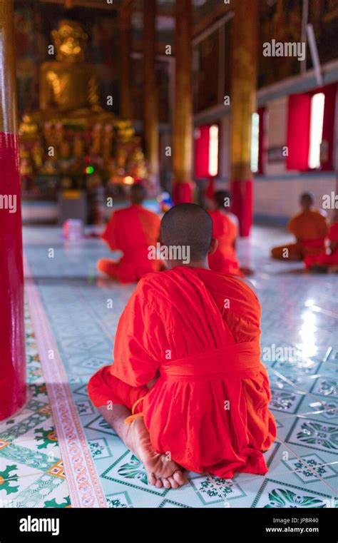 Tra Vinh, Mekong Delta, Southern Vietnam. Khmer Krom monks praying in the temple Stock Photo - Alamy