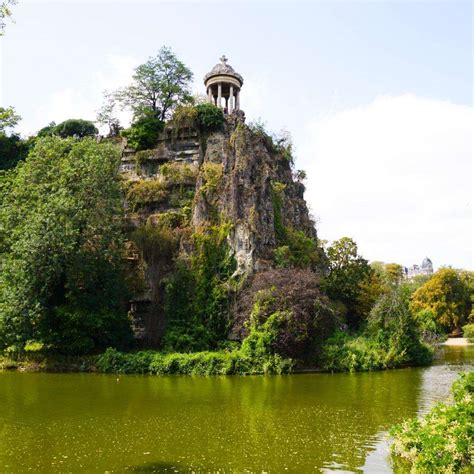 A stroll in Charming Parc des Buttes Chaumont, Paris - SecretMoona