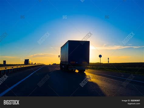 Silhouette Truck Image & Photo (Free Trial) | Bigstock