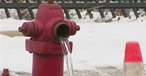 Oak Park crews left to clean up after burst pipe - CBS Chicago