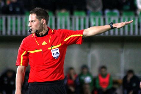 23 Football Referee Signals With Images and Meanings - HowTheyPlay