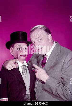 Edgar Bergen (à droite), avec son mannequin ventriloquiste Charlie ...