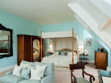 Llangoed Hall Hotel room and bedroom information, gallery of pictures