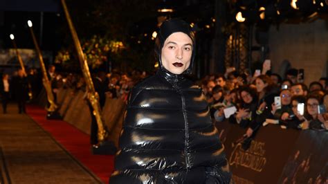 "Fantastic Beasts 2"-Premiere: Ezra Miller im Raupen-Look! | Promiflash.de