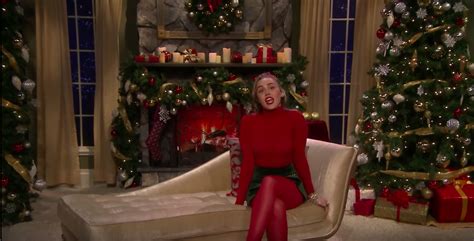 WATCH: Miley Cyrus sings a 'modern' version of Santa Baby - When In Manila