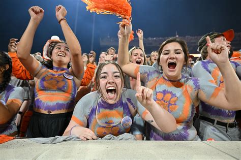 The best college football fan moments throughout the 2022 season