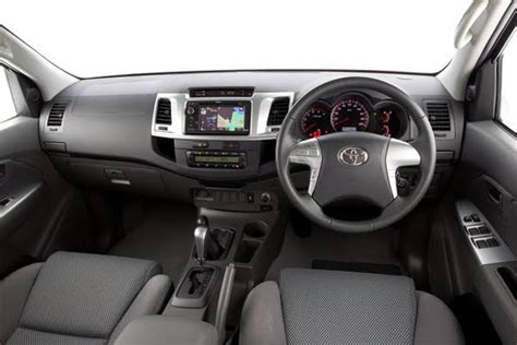 Toyota HiLux SR5 4x4 automatic interior