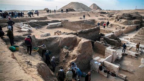 Egypt unlocks more secrets in Saqqara with discovery of temple, sarcophagi - ABC News