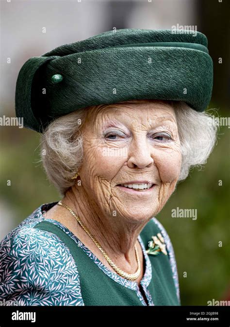 Princess Beatrix unveils the Peace and Reconciliation stained glass ...