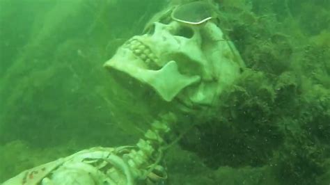 Arizona Snorkeler Finds Underwater Skeleton Tea Party in Colorado River