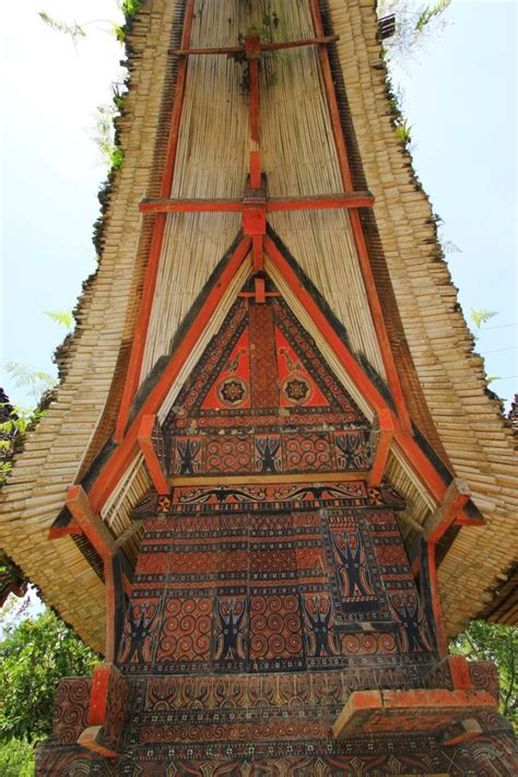 Rumah Adat Toraja: Nama, Keunikan, Gambar & Penjelasan