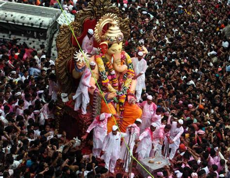 Images Cart : Lalbaugcha Raja Visarjan Photos - Mumbai 2012