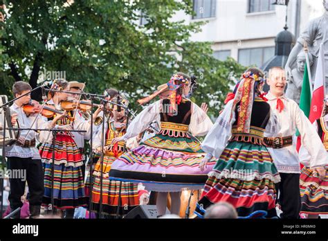 Hungarian folk dance hi-res stock photography and images - Alamy