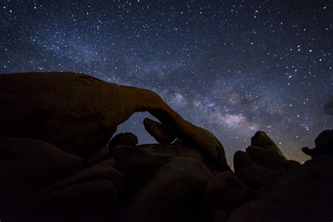 Milky Way rising over Arch Rock in Joshua Tree National Park, CA [OC ...