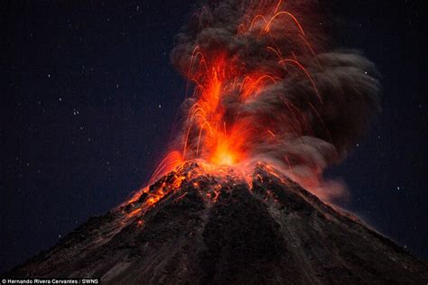 Electrifying shots of Mexican volcanic eruption | Daily Mail Online