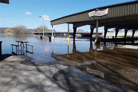 Mississippi River flooding prompts evacuations, sandbagging | WFRV