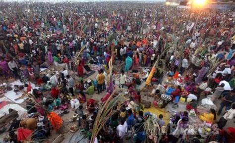 PHOTOS: Devotees offer prayers on Chhath Puja ghat | The Indian Express