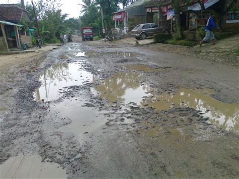 Jalan Bayah Rusak parah Akibat Pabrik Semen | BLoG Lebak Tourism Info