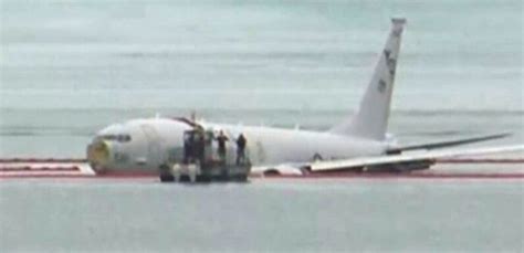 Military plane crash lands in Kaneohe Bay, Hawaii ocean with 9 passengers on board as craft seen ...