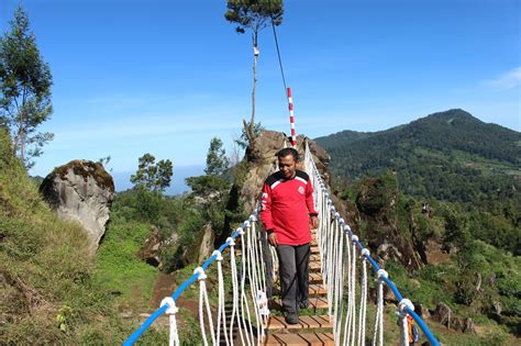 Dieng: Jembatan Merah-putih