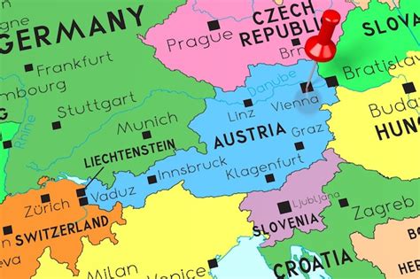 Ciudad capital de austria viena fijada en el mapa político | Foto Premium