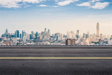 Pinggir Jalan Dengan Latar Belakang Pemandangan Kota Foto Stok - Unduh Gambar Sekarang - iStock