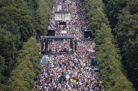 1,000s of far-right protesters march against COVID-19 restrictions in ...