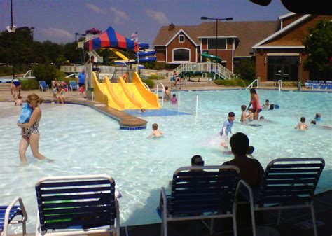 Play St. Louis: The Lodge at Des Peres Outdoor Pool, Des Peres