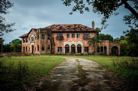 There's A Creepy But Beautiful Abandoned Mansion In Florida