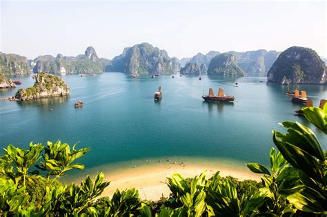 Halong Bay Day Trip Or Overnight:Which One Is Better?