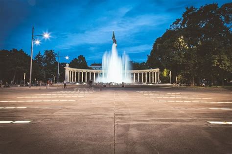 Premium Photo | Heroes monument of the red army in vienna at night