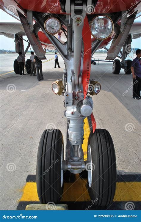 Aircraft Nose Wheel Editorial Image - Image: 22598935