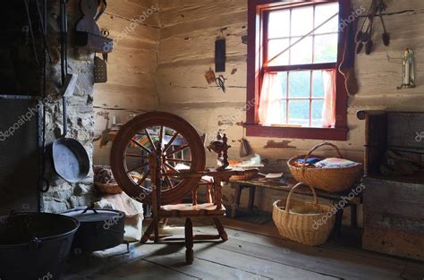 Intérieur d'une maison de campagne ancienne avec rouet antique — Photo éditoriale #55254163