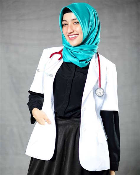 10 Dokter Indonesia yang Cakep, Bikin Kamu Gak Takut Disuntik!