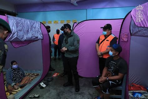 Floods: TMJ visits flood relief centres, says will continue monitoring situation | The Star