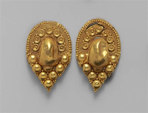 Gold earrings | Etruscan | Late Classical | The Met